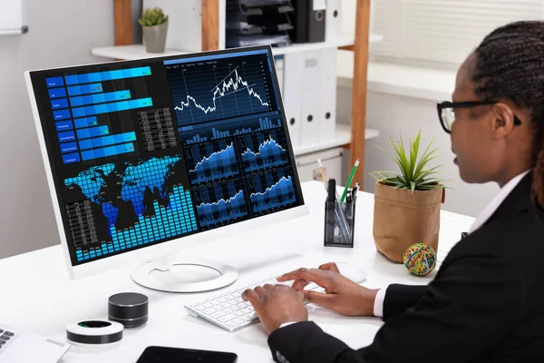 Close Businesswoman Hand Analyzing Graph Computer Workplace — Stok Foto