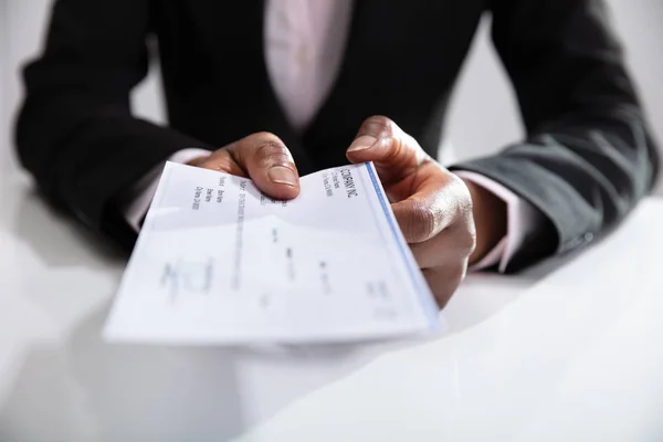 Foto Van Zakenvrouw Die Cheque Geeft Wit Bureau — Stockfoto