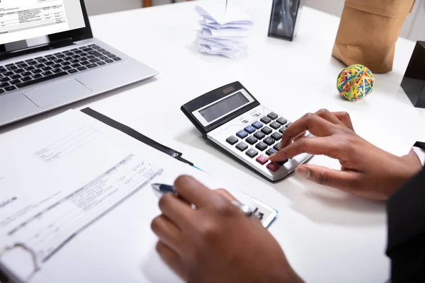Photo Businesswoman Hand Calculating Bill Office — Stock Photo, Image