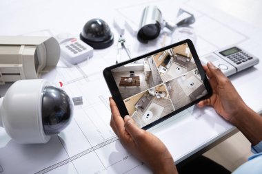 Planda Güvenlik Ekipmanları ile Dijital Tablet Üzerinde Görüntüleri İzleyen Kişinin Yüksek Görünümü