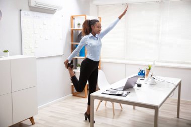 Genç İş Kadını Yoga Yapıyor Ofis Masasının önünde Bekliyor