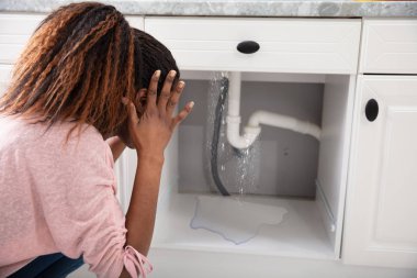 Endişeli Kadın Mutfakta Sızdıran Lavabo Borusu Bakıyor