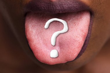 Beyaz soru işareti işaret diliyle bir kadının yakın çekim