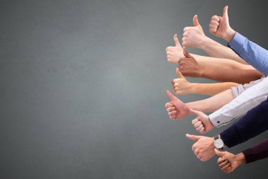 Yeşil Fon Üzerinde İşaret Kadar Thumb Up Gösteren İnsanlar El Yakın Çekim