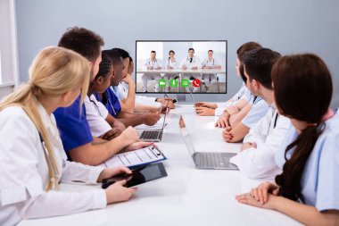 Çok ırklı Tıp Doktorları Profesyonel Ekibi Video Konferansı Yapıyor