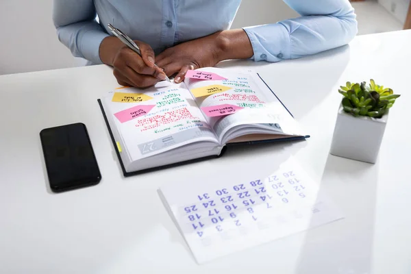 Horario Verificación Manos Mujer Negocios Diario Con Calendario Escritorio Blanco — Foto de Stock