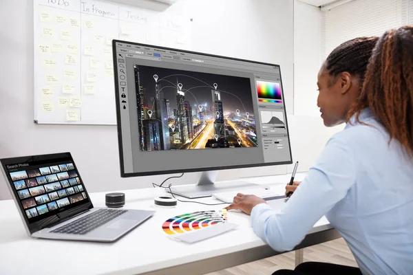 Joven Diseñadora Editando Fotos Computadora Oficina — Foto de Stock