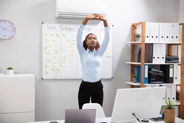 Νεαρός Επιχειρηματίας Τεντώνοντας Χέρια Της Στο Γραφείο — Φωτογραφία Αρχείου