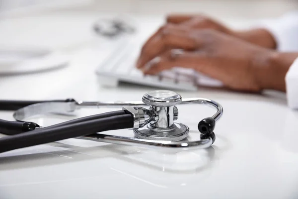 Primer Plano Del Médico Escribiendo Teclado Con Estetoscopio —  Fotos de Stock