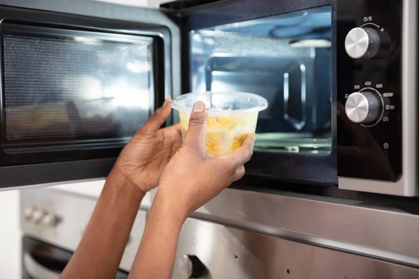 Nahaufnahme Der Hand Eines Menschen Beim Erhitzen Von Lebensmitteln Der — Stockfoto