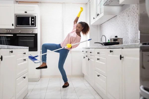 Close Uma Jovem Mulher Africana Escorregando Enquanto Assoalho Mopping Cozinha — Fotografia de Stock