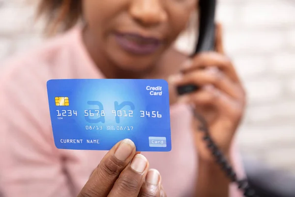 Close Uma Mulher Africana Com Cartão Crédito Usando Telefone Fixo — Fotografia de Stock