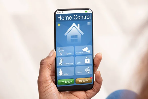 Primer Plano Mano Una Persona Utilizando Sistema Control Hogar Teléfono — Foto de Stock