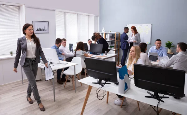 Selbstbewusste Junge Geschäftsfrau Mit Dokument Vor Ihren Kollegen Büro — Stockfoto