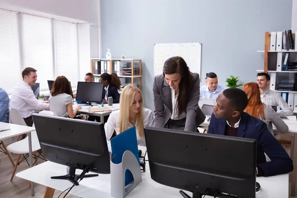 Junge Managerin Diskutiert Während Der Arbeit Mit Ihren Multiethnischen Kollegen — Stockfoto