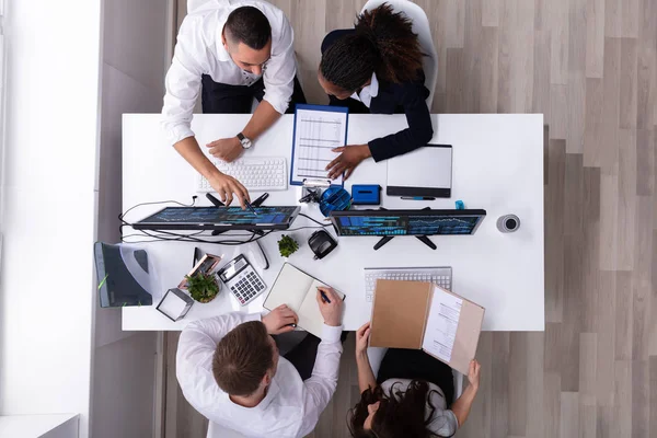 Vue Aérienne Homme Affaires Table Avec Des Ordinateurs Discussion Lors — Photo