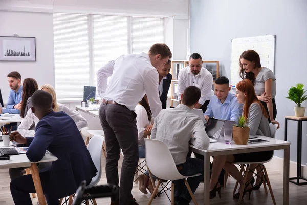 Gruppe Junger Unterschiedlicher Geschäftsleute Die Schreibtisch Büro Arbeiten Und Kommunizieren — Stockfoto