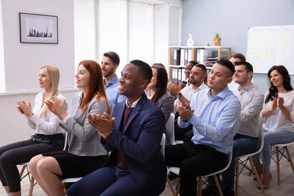 Pubblico Seduto Sulla Sedia Fila Applaudendo Altoparlante Dopo Presentazione Della — Foto Stock