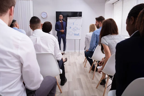 Porträtt Stilig Ung Affärsman Som Ger Presentation Till Sina Kollegor — Stockfoto