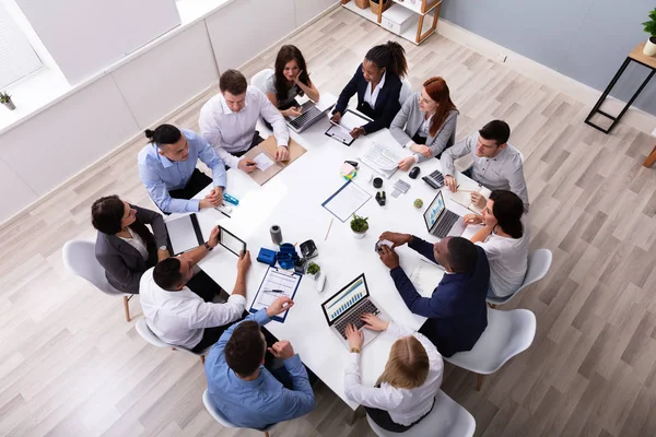 Gruppe Multiethnischer Geschäftsleute Sitzt Zusammen Arbeitsplatz Modernen Büro — Stockfoto