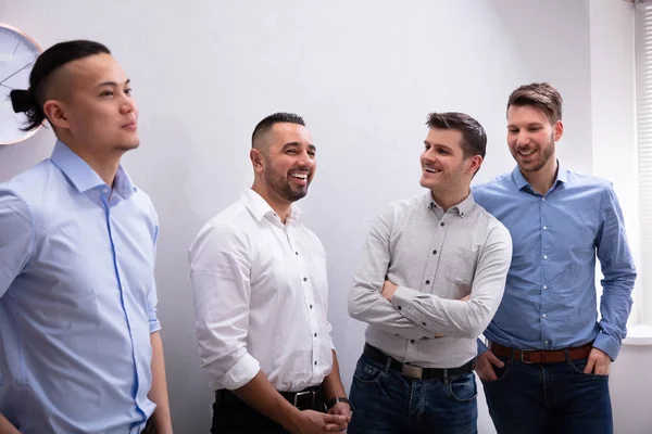 Różnorodna Grupa Uśmiechniętych Biznesmenów Rozmawiających Razem — Zdjęcie stockowe