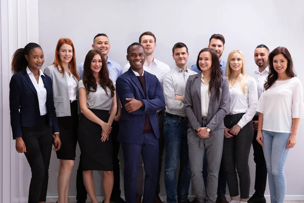 Grupo Jóvenes Empresarios Multiétnicos Exitosos Cargo Mirando Cámara — Foto de Stock