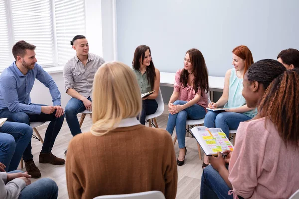 Grupo Amigos Multiétnicos Que Tienen Discusión Grupo — Foto de Stock