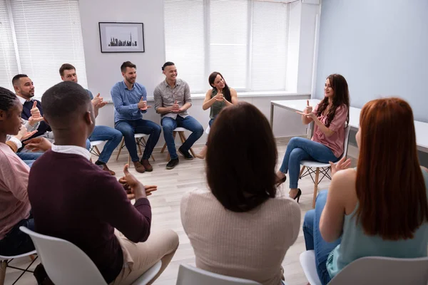 Grupo Jóvenes Que Aprenden Gestos Sordos Señal Mujer Sentada Silla — Foto de Stock