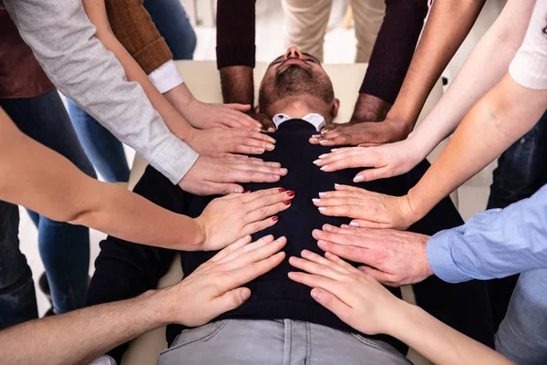 Grupp Händer Rörande Mannens Kropp Ligger Bordet Reiki Session — Stockfoto