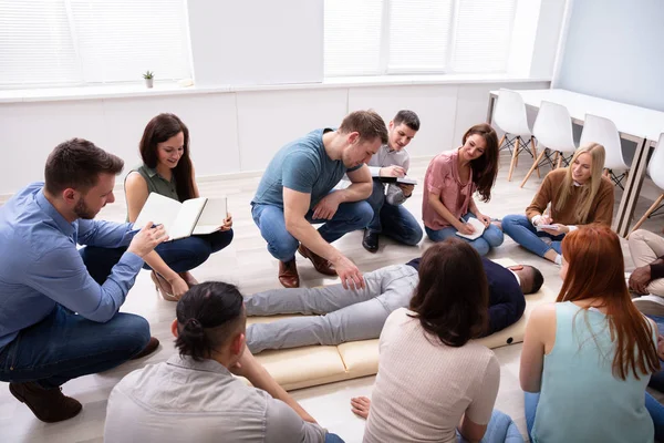 Especialista Masculino Realizando Massagem Homem Durante Treinamento — Fotografia de Stock