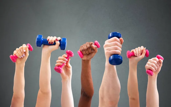 Egy Csoport Férfi Kéz Fogdossa Dumbbells Egy Sorban Ellen Zöld — Stock Fotó