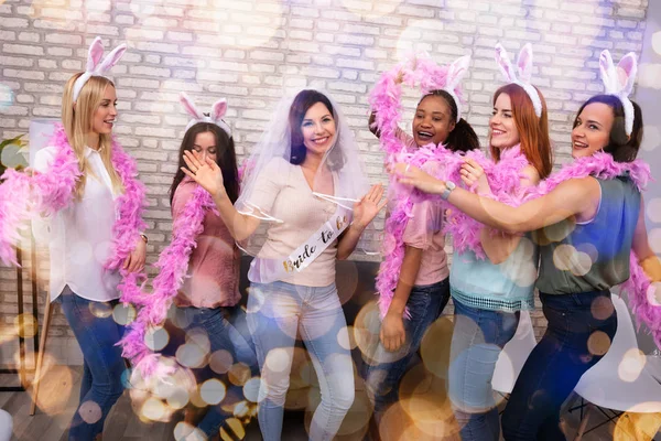 Alegre Jóvenes Amigos Celebrando Despedida Soltera Partido Novia Contra Pared —  Fotos de Stock