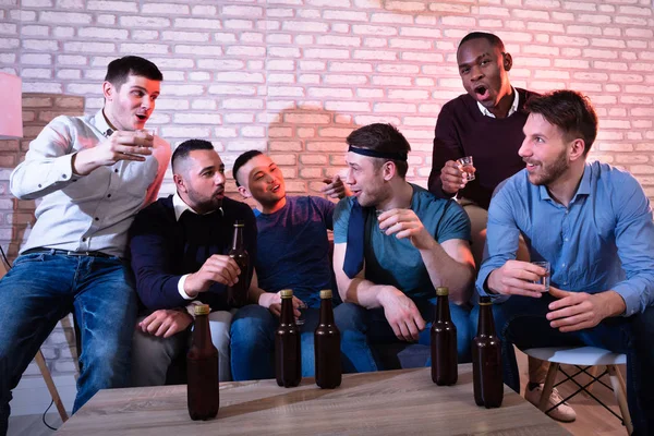 夜のクラブでテキーラで乾杯する陽気な若い男性のグループ — ストック写真