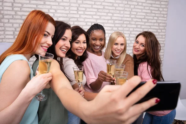 Mujeres Felices Con Champán Smartphone Tomando Selfie Club Nocturno —  Fotos de Stock