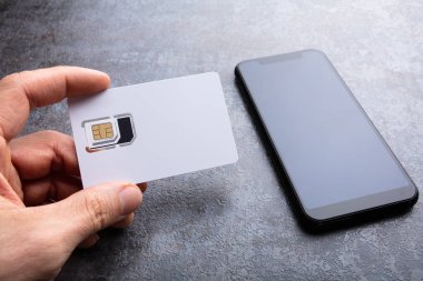 Beton Arkaplanda Akıllı Telefonun Yakınındaki İnsan Eli Sim Kartı