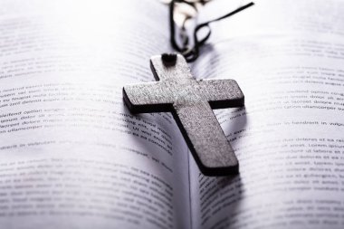 Tahta haçla açılmış kutsal İncil 'in yakın çekimi.