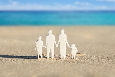 Yakın çekim beyaz ınsan şekil kağıt Beach at Sand dışarı kes