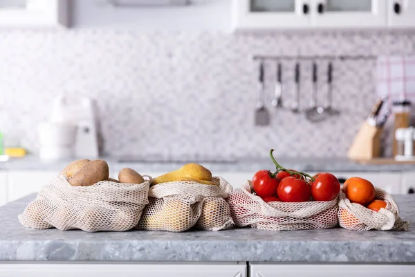 Una Vista Aerea Verdure Frutta Sacchetto Netto Sul Bancone Della — Foto Stock