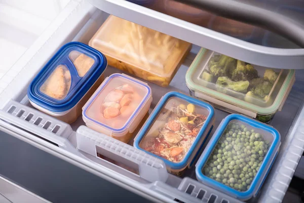 Gestapeld Van Plastic Containers Met Diverse Levensmiddelenwinkel Koelkast — Stockfoto