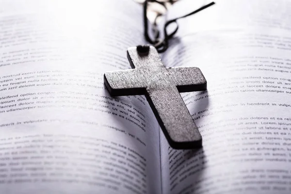 Κοντινό Πλάνο Της Ανοιγμένης Αγίας Γραφής Ξύλινο Σταυρό — Φωτογραφία Αρχείου