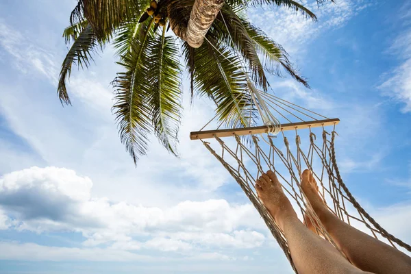 Zbliżenie Osoby Leżącej Hamaku Wiszące Palm Tree Blue Sky — Zdjęcie stockowe