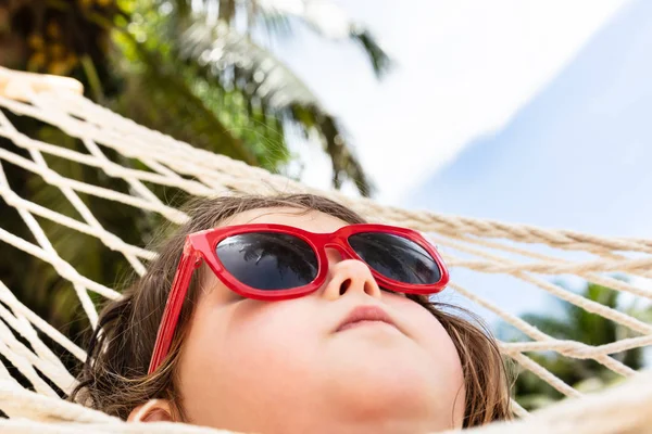 Närbild Flicka Bär Röda Solglasögon Liggande Hammock — Stockfoto
