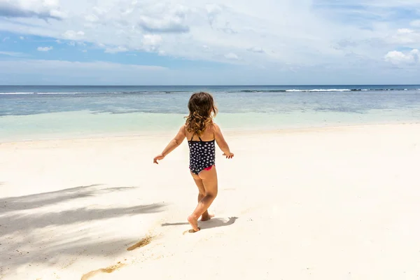 Liten Flicka Bikini Walking Den Idylliska Anse Baleine Beach Mahe — Stockfoto