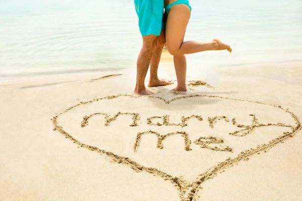 Poślubić Mnie Tekst Wewnątrz Serce Kształt Przedni Para Całowanie Razem — Zdjęcie stockowe