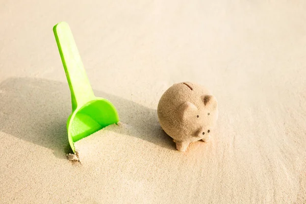 Närbild Plast Grön Spade Och Piggyback Gjord Med Sand Stranden — Stockfoto