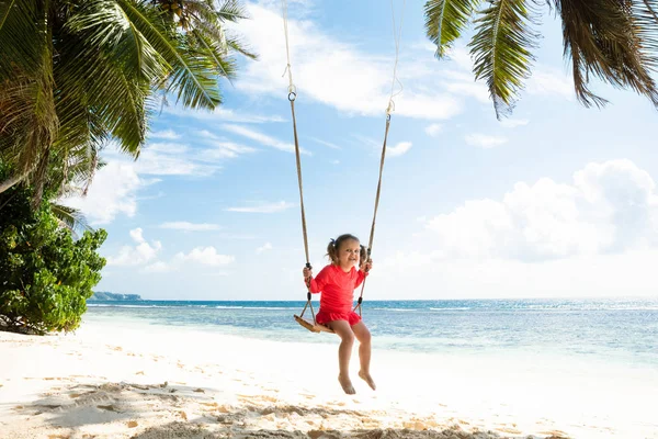 Porträtt Liten Flicka Swinging Swing Framför Havet Vid Stranden — Stockfoto