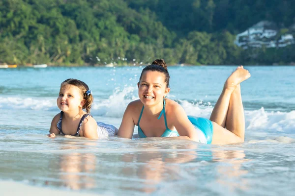 Porträt Einer Lächelnden Jungen Frau Mit Ihrer Tochter Die Sandstrand — Stockfoto