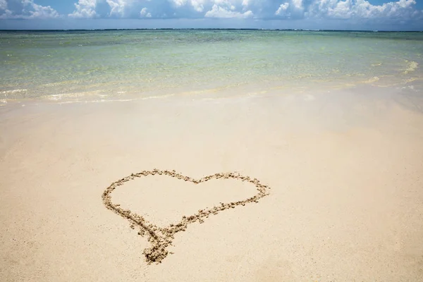 Una Vista Elevata Forma Cuore Disegnato Sulla Spiaggia Idilliaca — Foto Stock