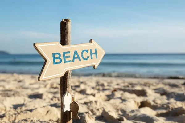 Beach Riktnings Skylt Stolpe Sand Framför Idylliska Havet — Stockfoto