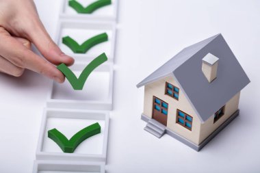 Masa Üzerine Ev Modeli nin Yanına Onay İşareti Yerleştirme 
